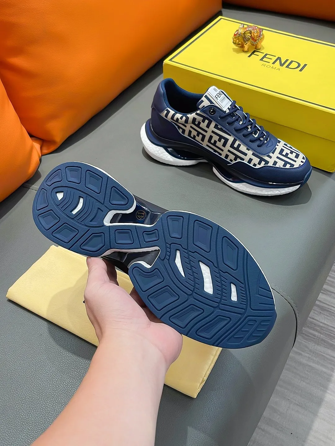 Men's shoes FENDI "Fendi" P440 Regular size: 38-44 (casual shoes) Product materials: Selected cowhide upper, soft sheepskin lining; original outsole.